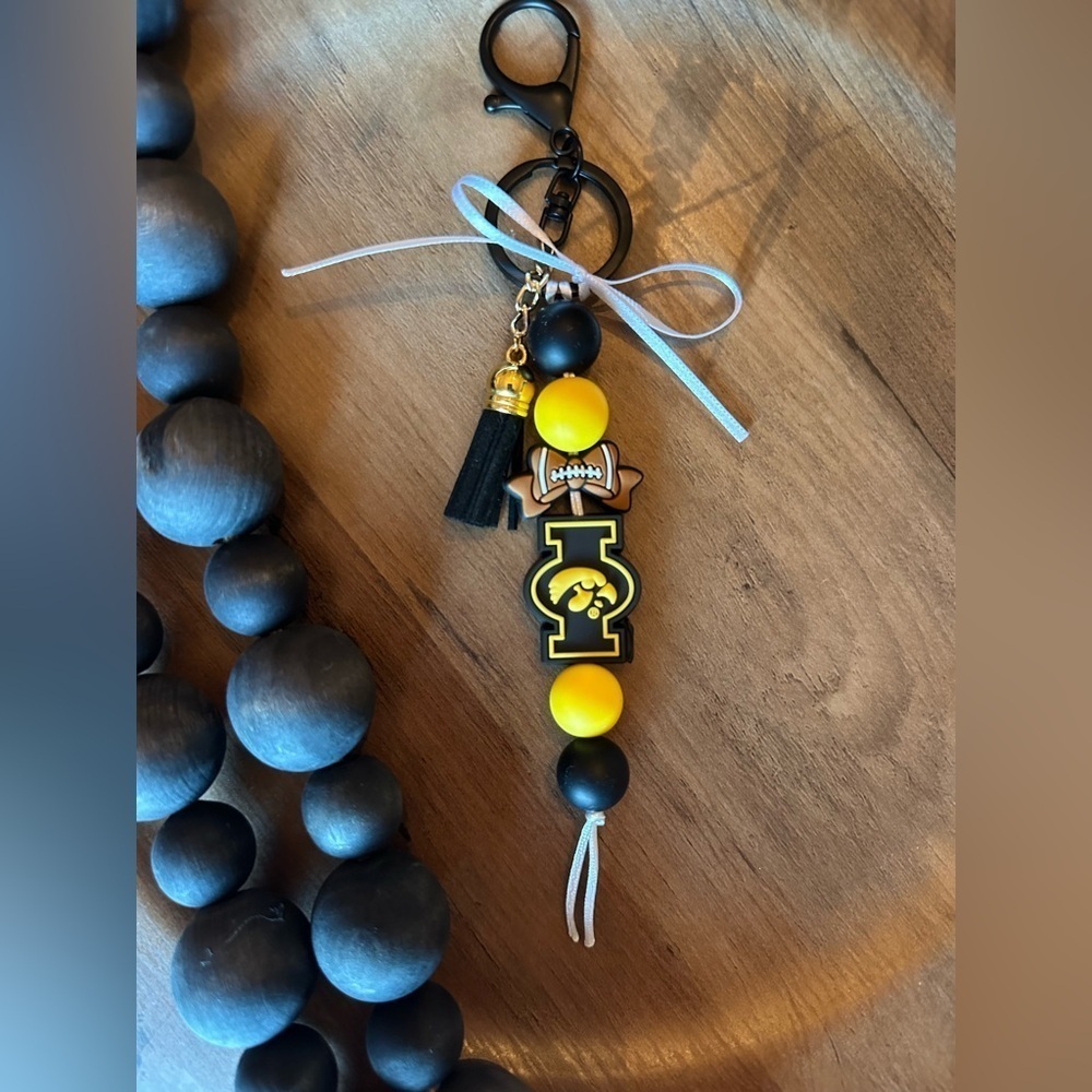 College Game Day IOWA HAWKEYES
Tote Purse Beaded Bag Charm Black Yelllow 6"